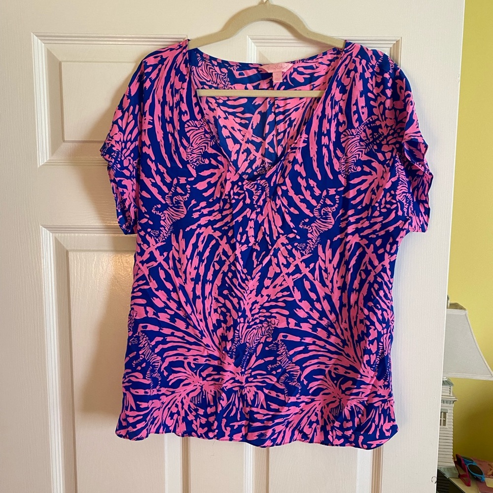 Lilly Pulitzer size L top in Rollin in the Grass